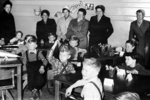 10. April 1956 - vorne: Hans-Jörgen, Jürgen und Renate, dahinter: Thies und Uwe, hinten links: Ursula, vorne links: Norbert