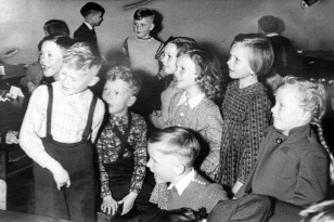 10. April 1956 - Uwe, Jürgen, Hans-Jörgen, Dagmar, Marianne, hinten: Thies