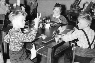 10. April 1956 - am Tisch (im Uhrzeigersinn): Hans-Jörgen, Renate, Regina und Jürgen